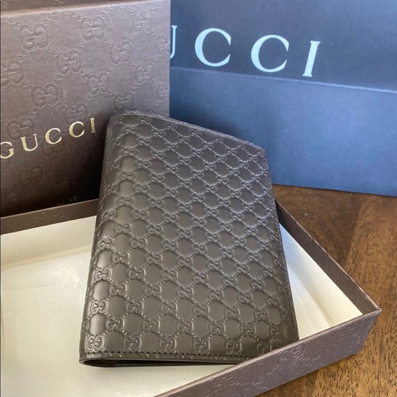 Gucci 496948 mens leather passport bifold Wallet - Picture 1 of 8